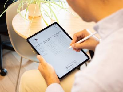 Mann, der etwas in sein iPad schreibt