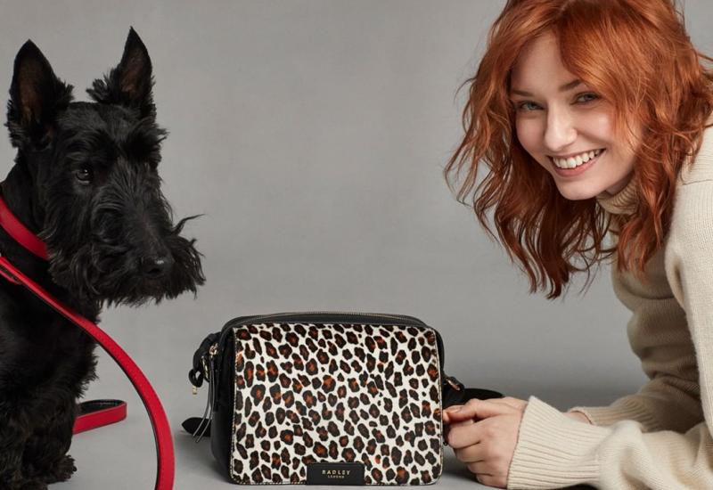 Model mit Radley Handtasche und Terrier