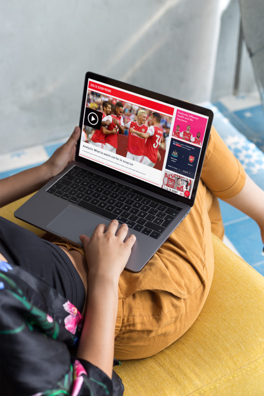 Laptop mit Arsenal Webseite auf den Knien einer Frau