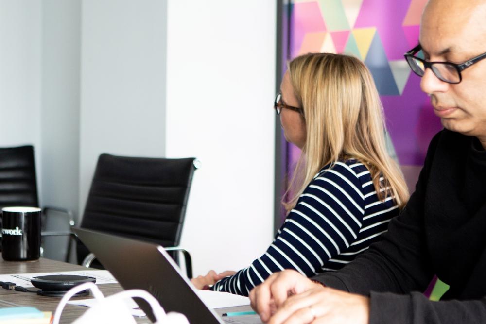 Mann und Frau während der Arbeit vor dem Computer