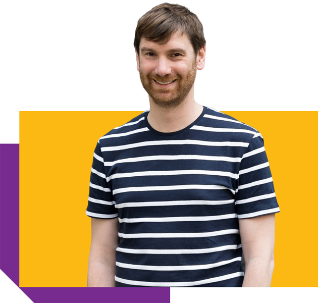 Andy Ingle vor gelbem Hintergrund