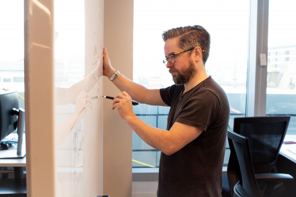 Alex Blaney von Inviqa an der Flipchart