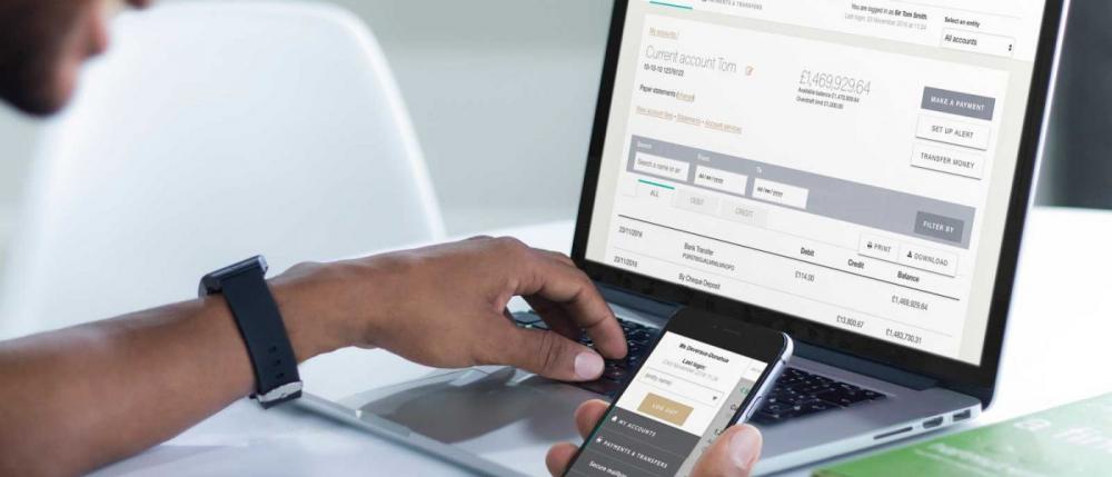 Desktop und Mobile mit Screenshot der Weatherbys Bank Webseite