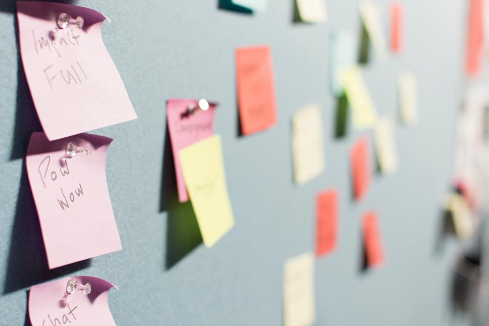 Wand mit bunten Post-its