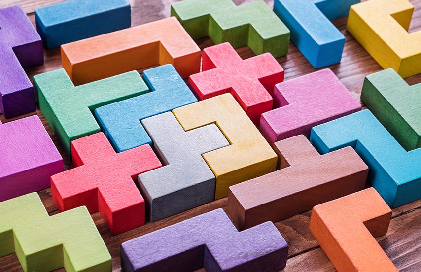 Bunte Holzbausteine als Puzzle