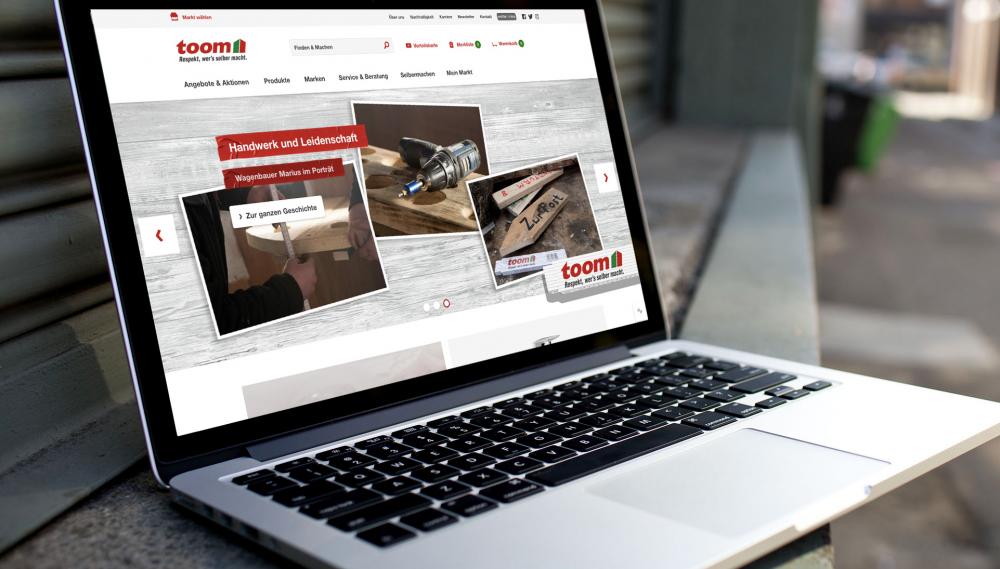 Laptop mit Screenshot des Toom-Webshops