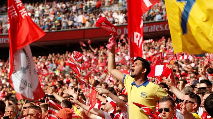 Arsenal Fans jubeln im Stadion